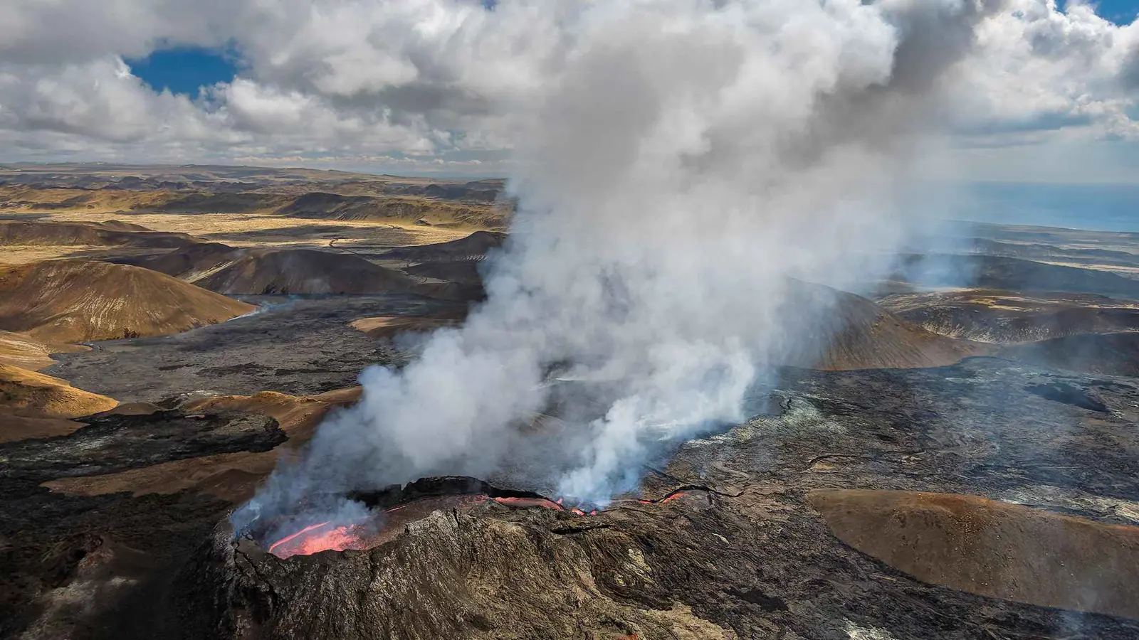 للمرة الـ12 منذ 2021.. ثوران بركاني جديد يهز أيسلندا (فيديو)