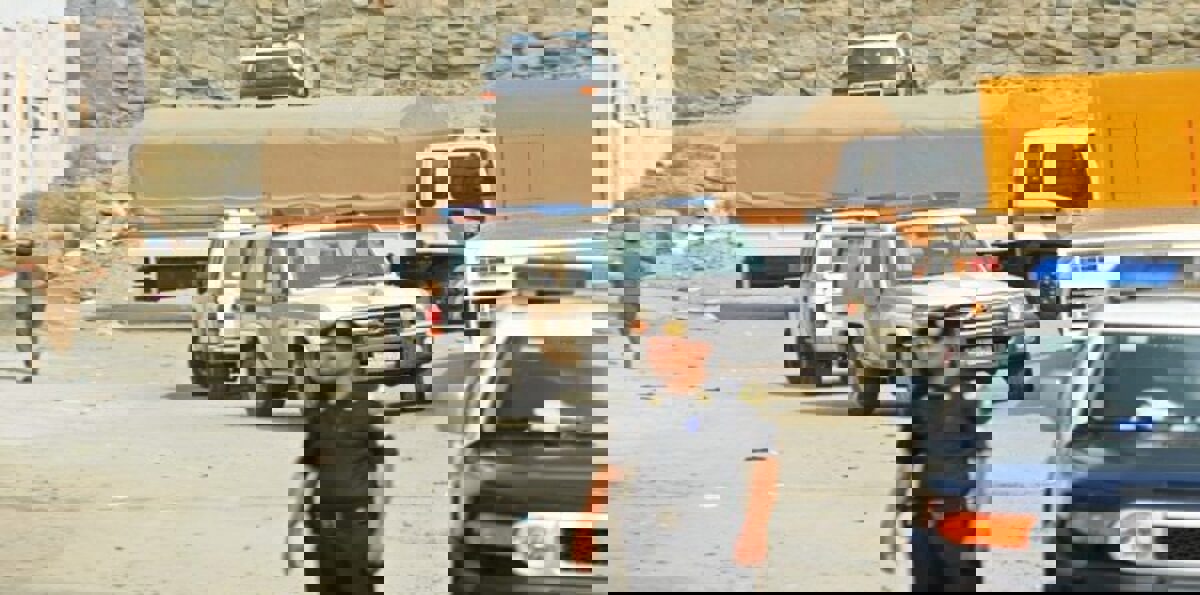 لصان يسرقان سيارة في وضح النهار بمدينة جدة السعودية (فيديو)