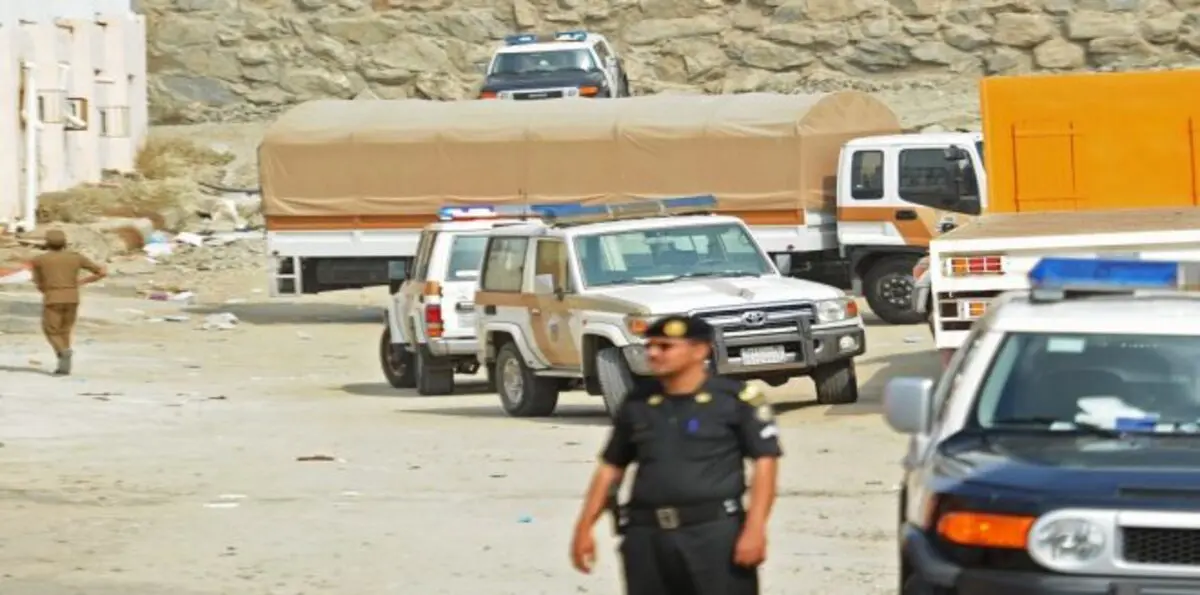 لصان يسرقان سيارة في وضح النهار بمدينة جدة السعودية (فيديو)