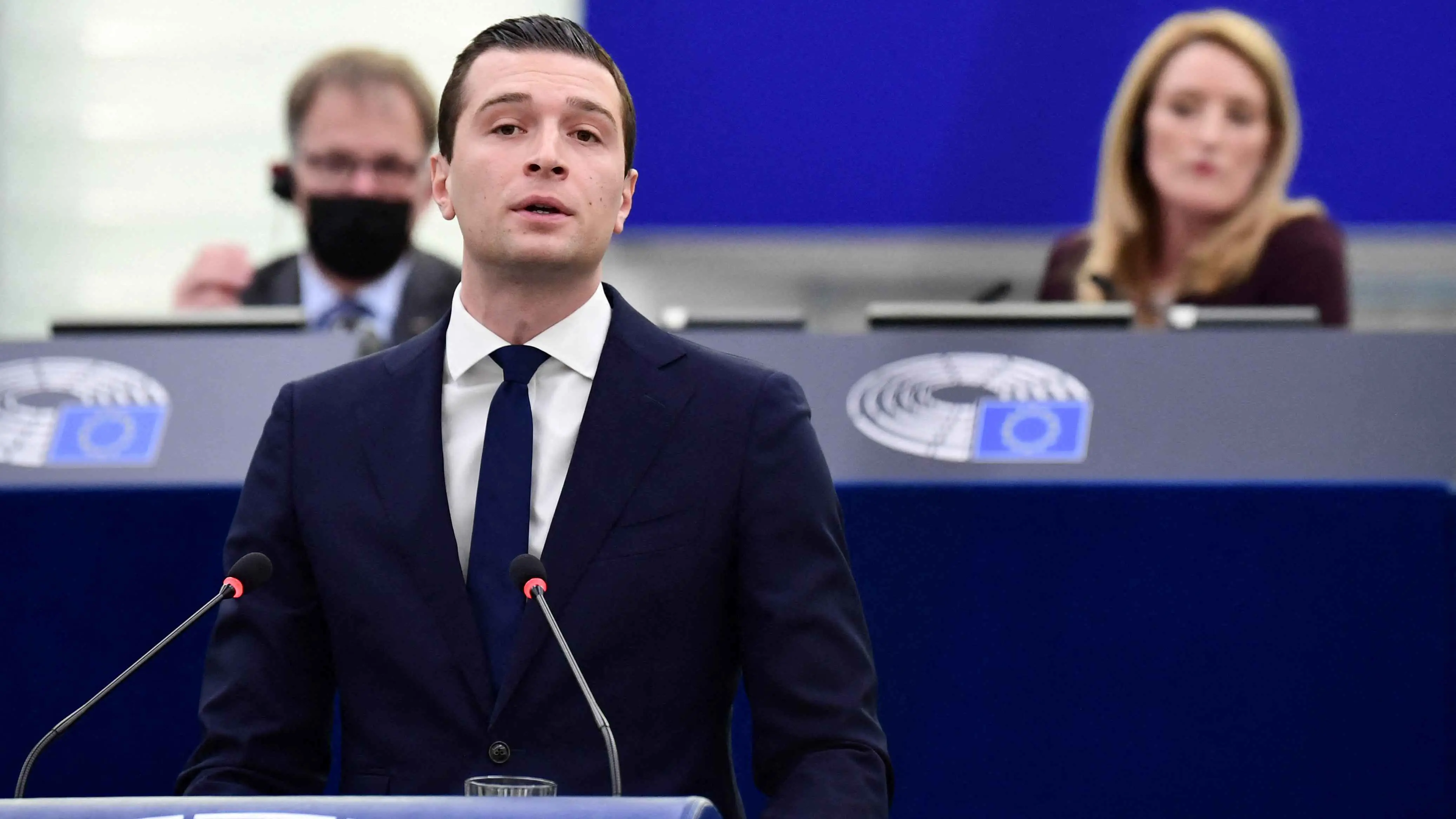 يواجه "فخا" دستوريا.. كيف يمكن لماكرون التعايش مع بارديلا؟