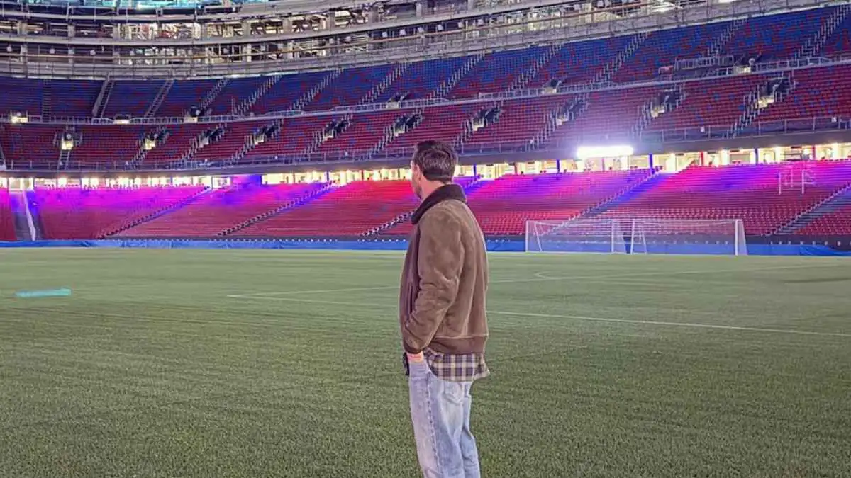 في خطوة مفاجئة.. ميسي يزور ملعب "كامب نو" (صور وفيديو)