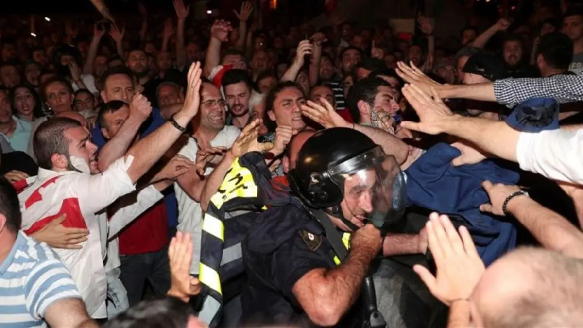 رئيس برلمان جورجيا يستقيل بعد الصدامات بين الشرطة والمتظاهرين