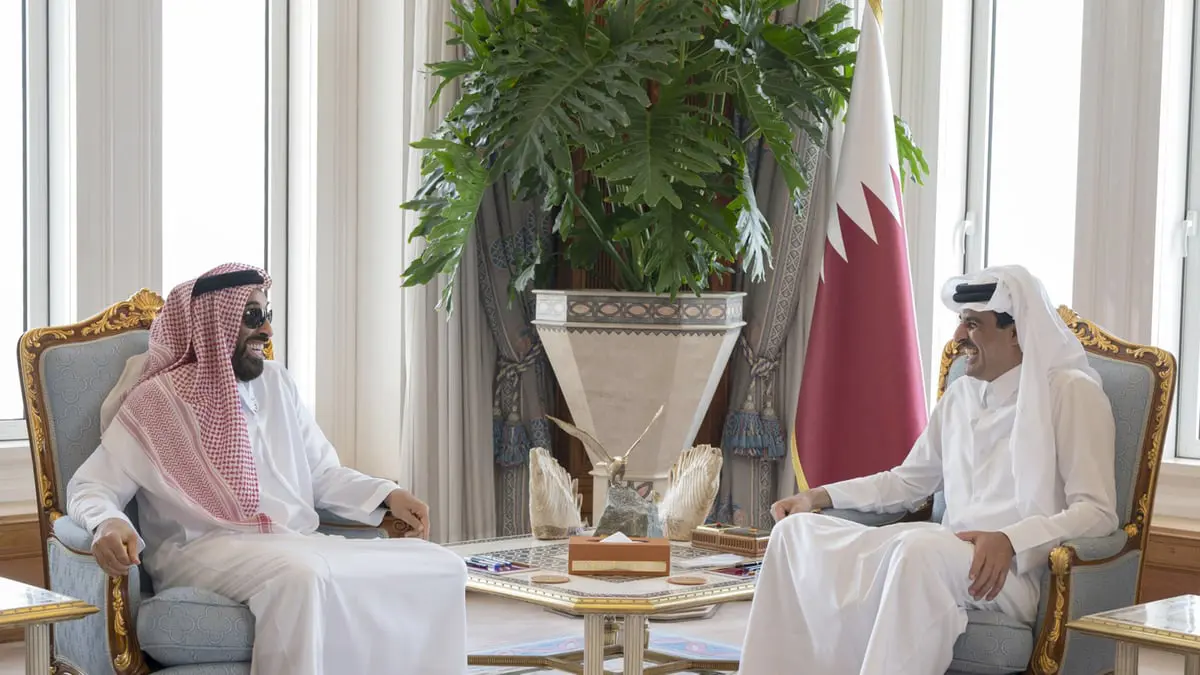 أمير قطر وطحنون بن زايد يجريان مباحثات في الدوحة
