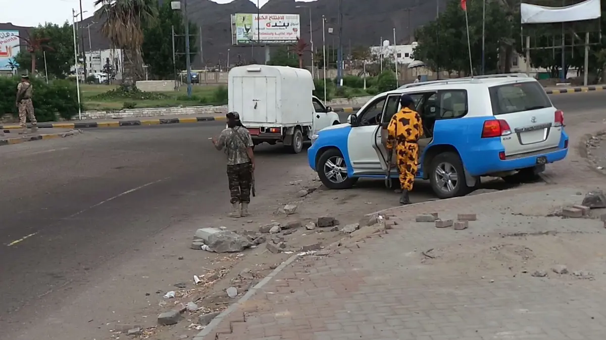 إصابة رجلي أمن في عملية مداهمة بعدن