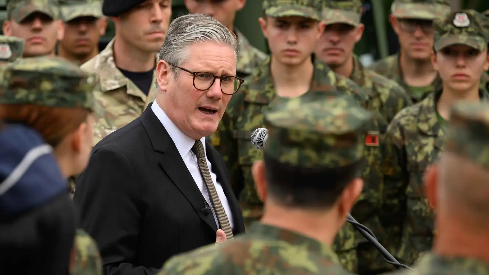 بريطانيا ترسل مسؤولا عسكريا إلى غرينلاند