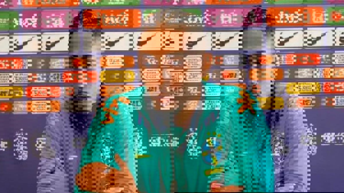 رد ناري من رافينيا على رونالدينيو بعد هجومه على منتخب البرازيل