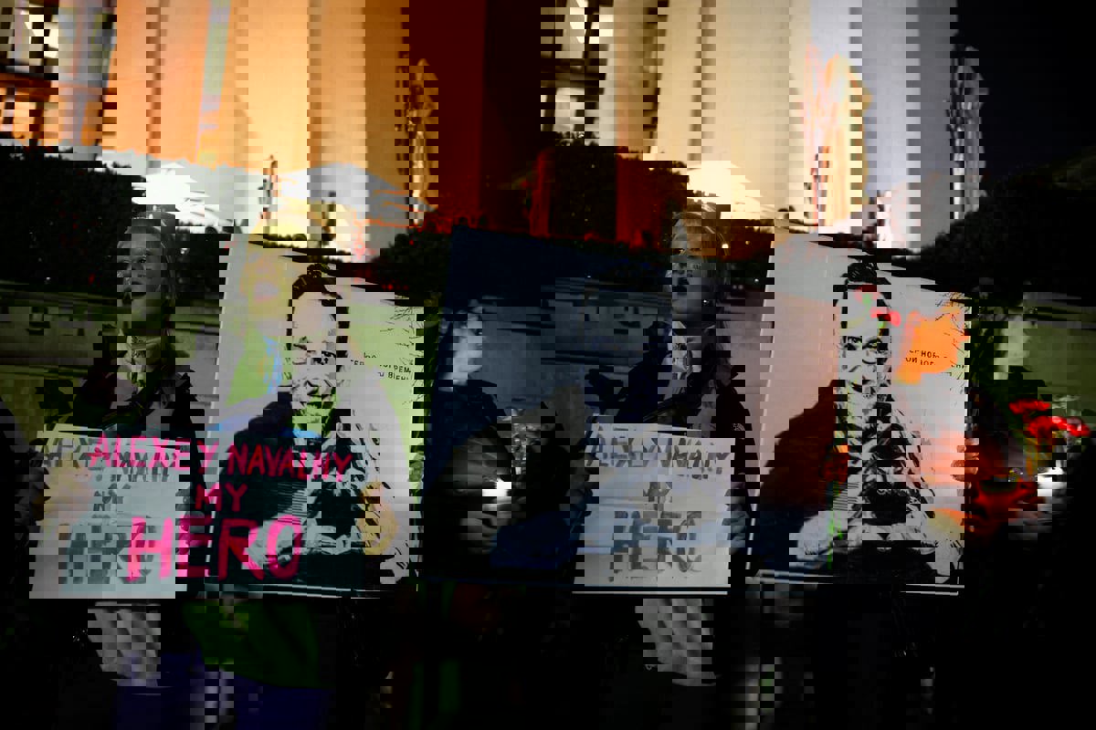 روسيا.. لقطات تظهر نقل جثة نافالني إلى المشرحة (فيديو)