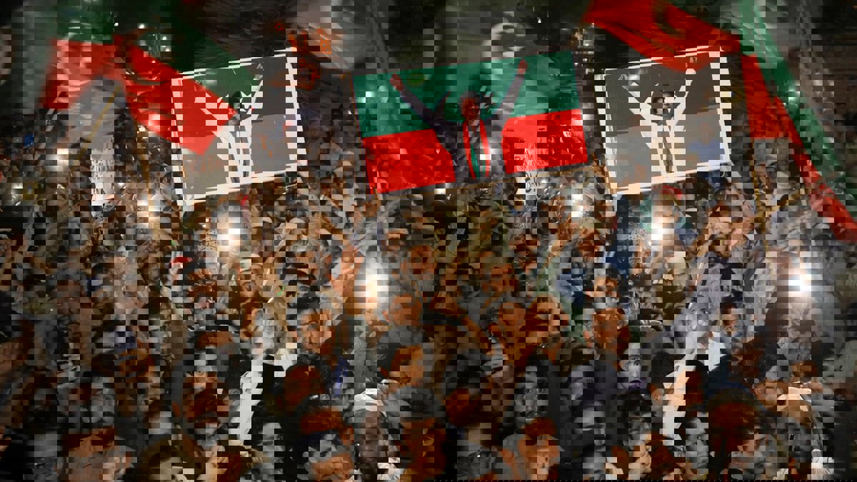 "الغارديان": عمران خان حاول فرض الأحكام العرفية وإقالة قائد الجيش قبل عزله