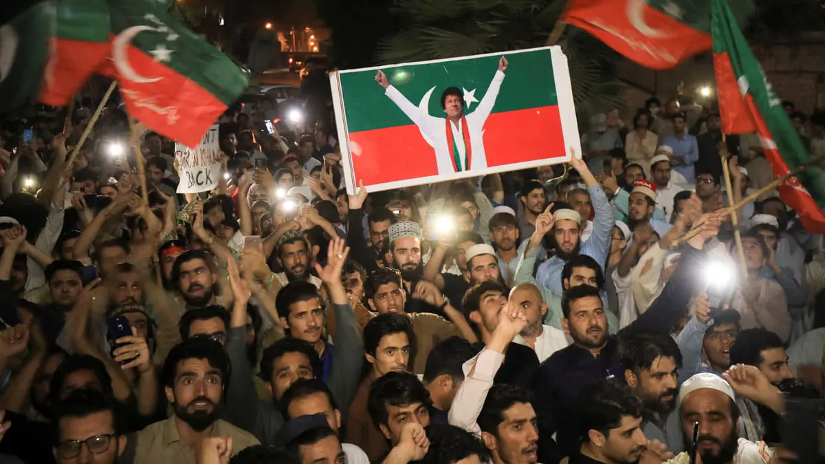 "الغارديان": عمران خان حاول فرض الأحكام العرفية وإقالة قائد الجيش قبل عزله