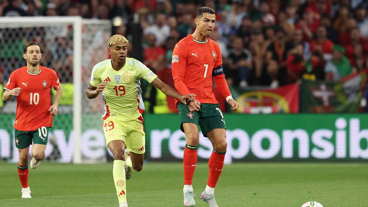 نظرة لامين يامال لرونالدو أثناء الممر الشرفي تكتسح الإنترنت (صورة)