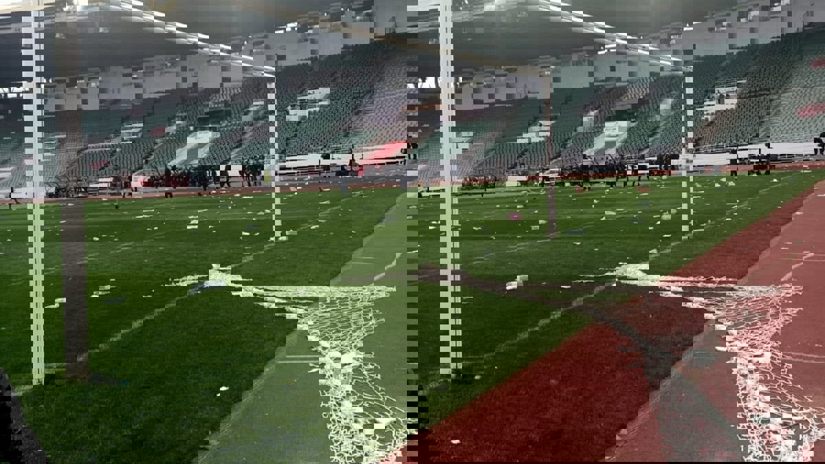 جمهور الجيش الملكي يقتحم الملعب عقب الخسارة أمام المغرب الفاسي (فيديو وصور)