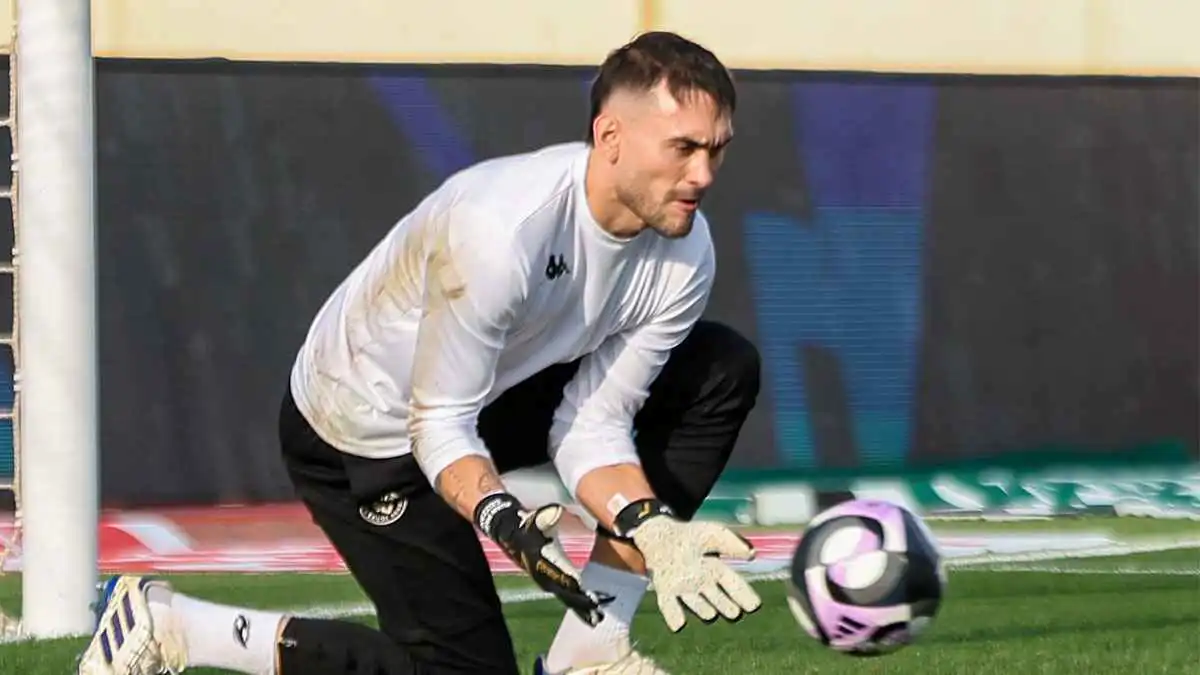 بعدما فجر غضبًا.. حارس الخلود السعودي يعتذر لحامل الكرات (فيديو)