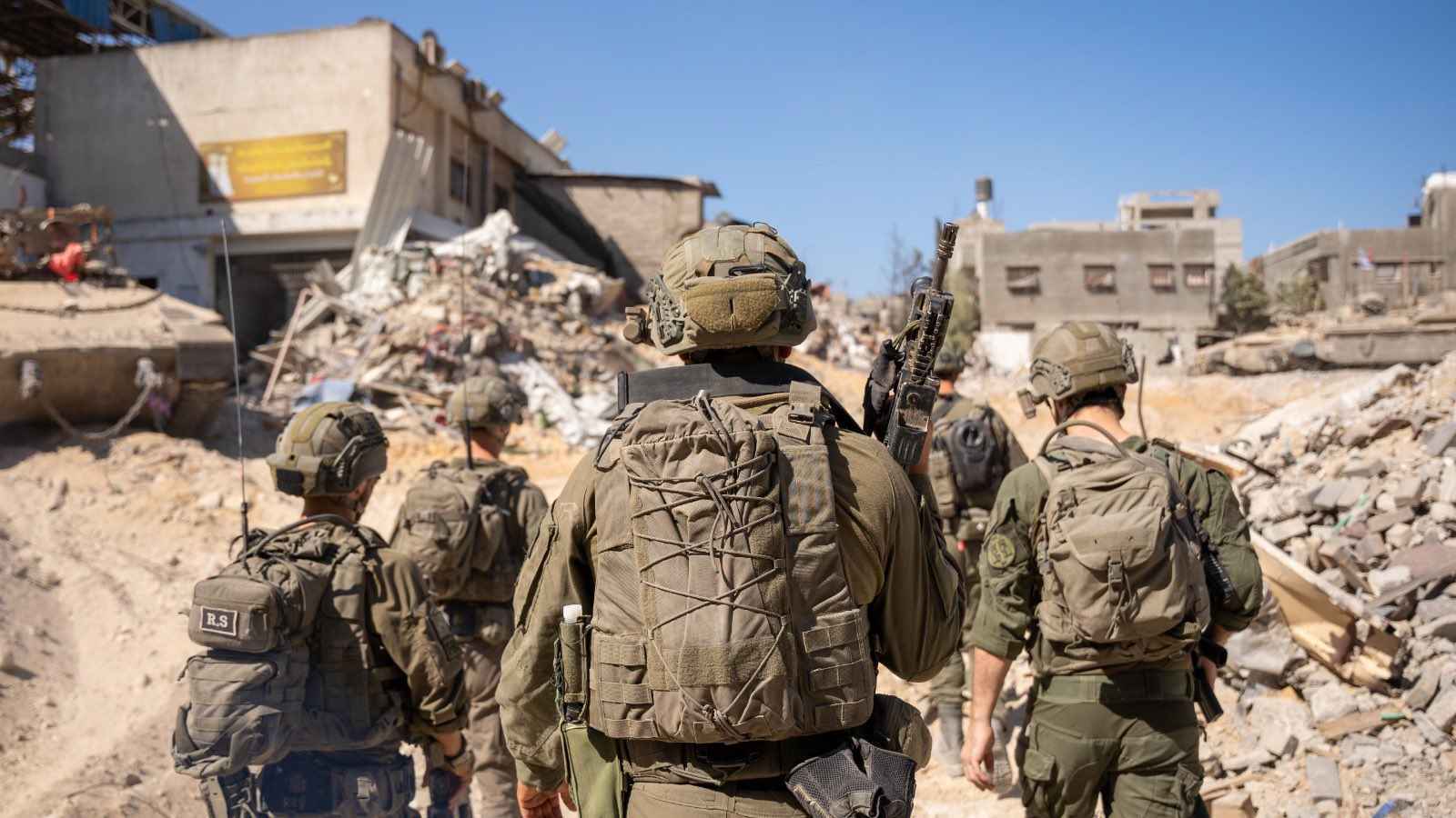 الجيش الإسرائيلي ينفذ عمليات دهم واسعة وسط قطاع غزة