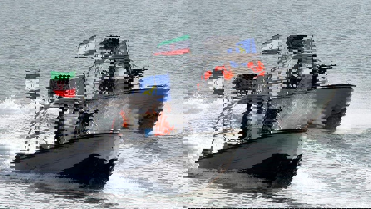 إيران تعتقل 20 صيادًا باكستانيًا بتهمة التهريب