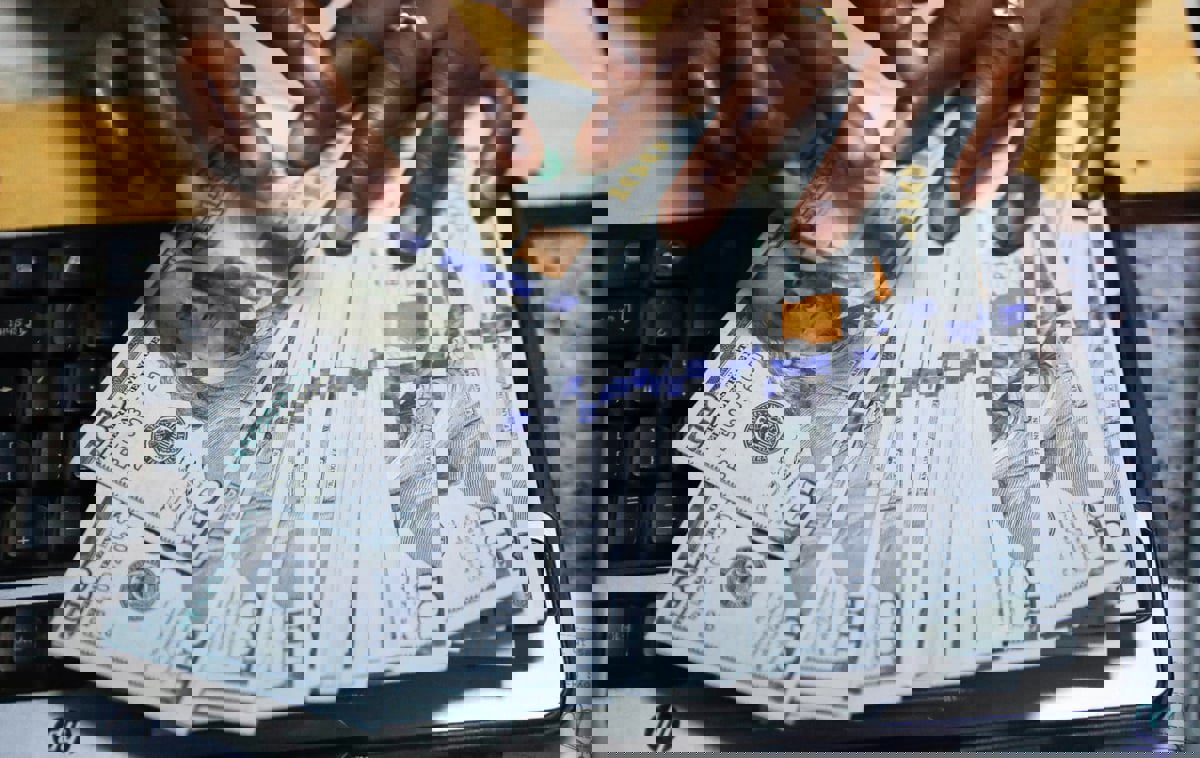 الدولار ينخفض ​​مع عوائد سندات الخزانة بعد تصريحات باول عن الفائدة