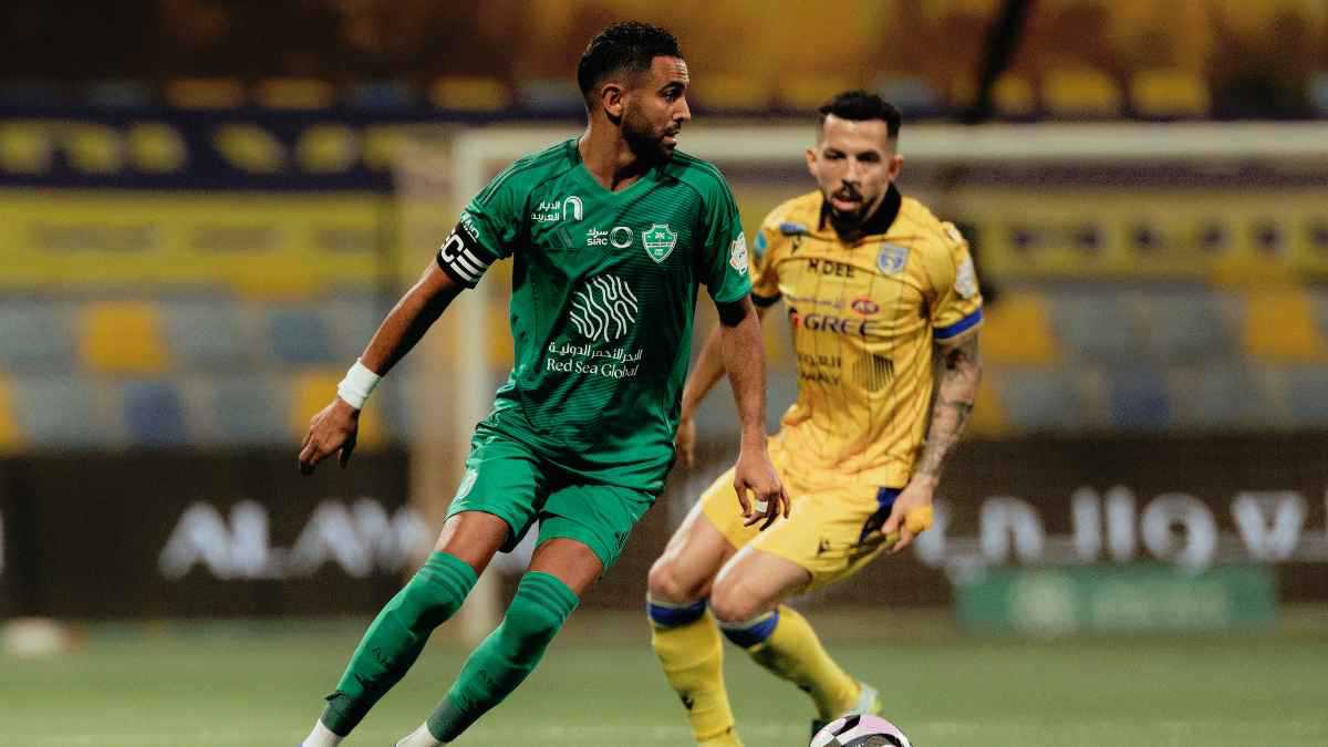 فسخ العقد بمقابل ضعيف.. بند خطير في عقد رياض محرز مع الأهلي السعودي 
