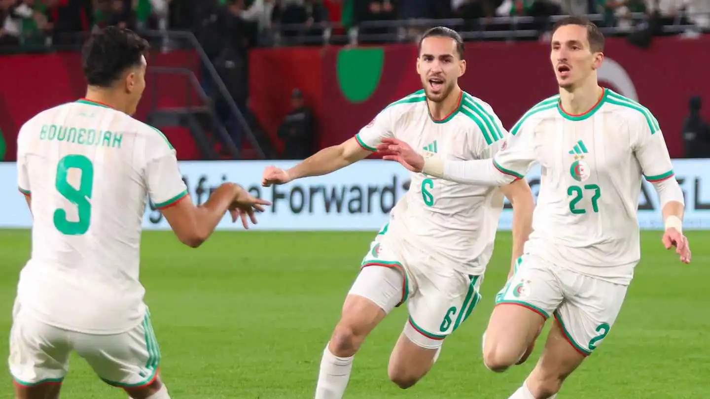 كريم بنزيما يفاجئ عادل بولبينة (صورة)