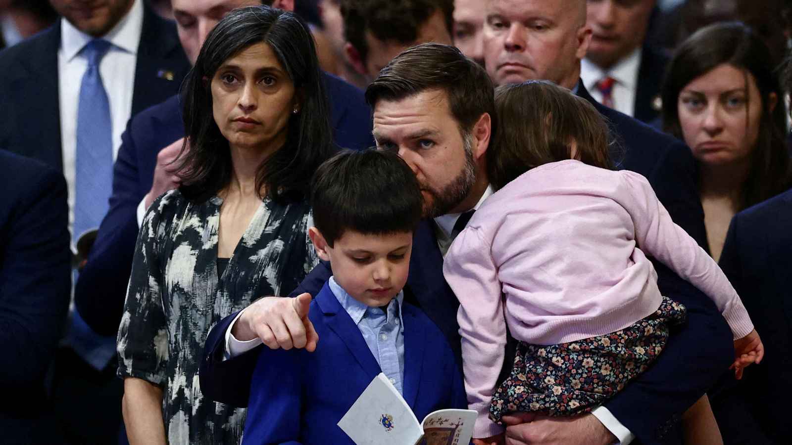 في غياب البابا.. نائب ترامب يشارك في قداس بالفاتيكان