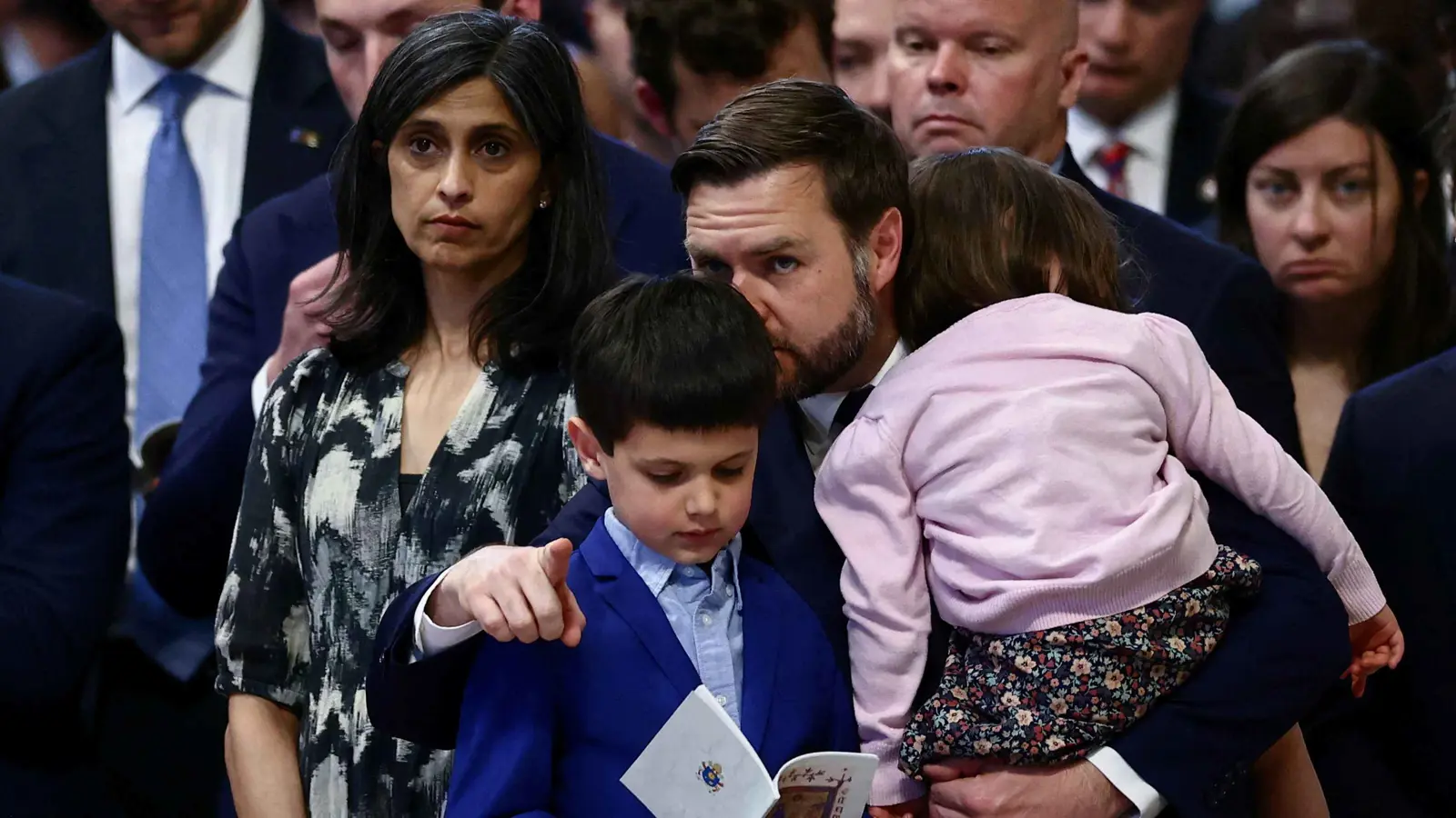 في غياب البابا.. نائب ترامب يشارك في قداس بالفاتيكان