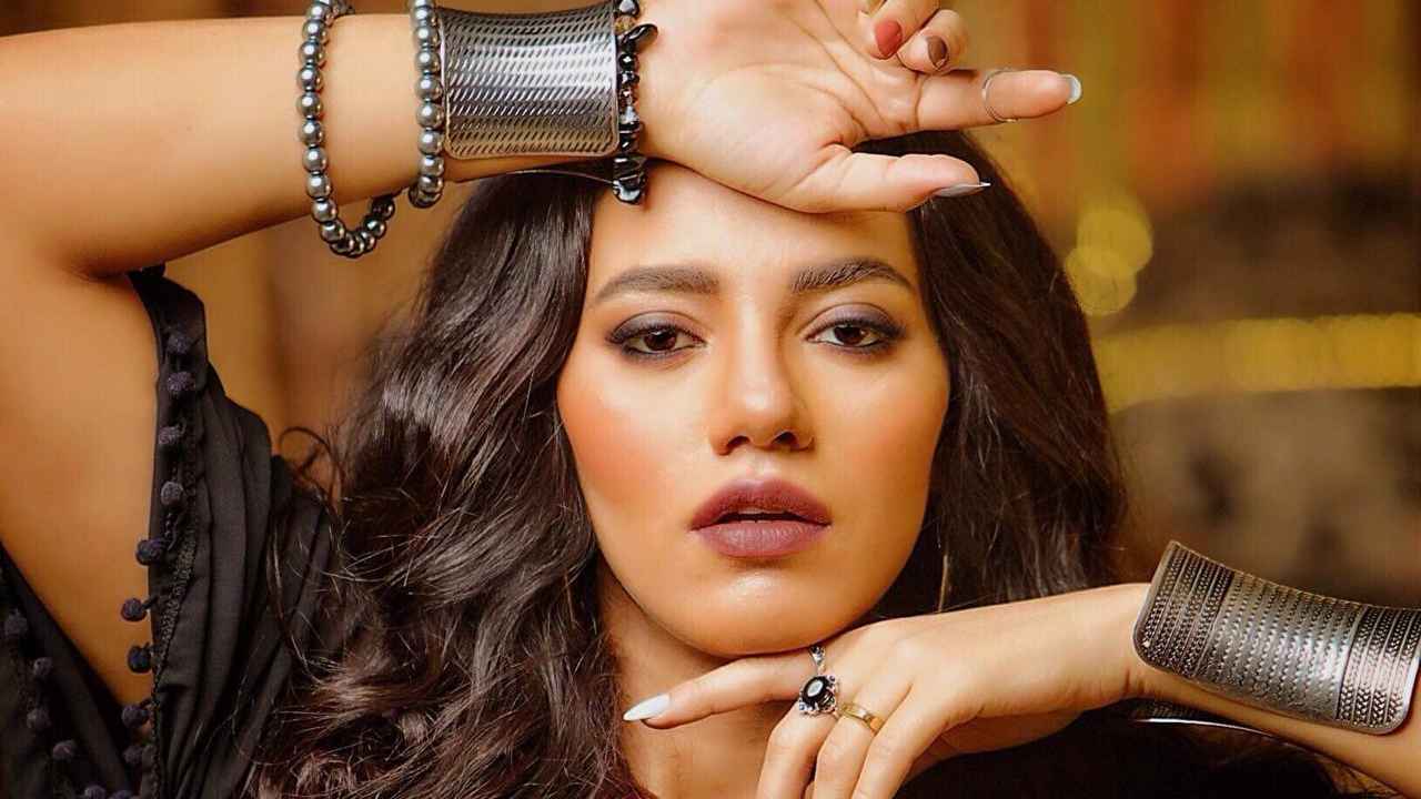 مطربة مصرية "تُثير الجدل" باتهام شيرين في اعتزالها