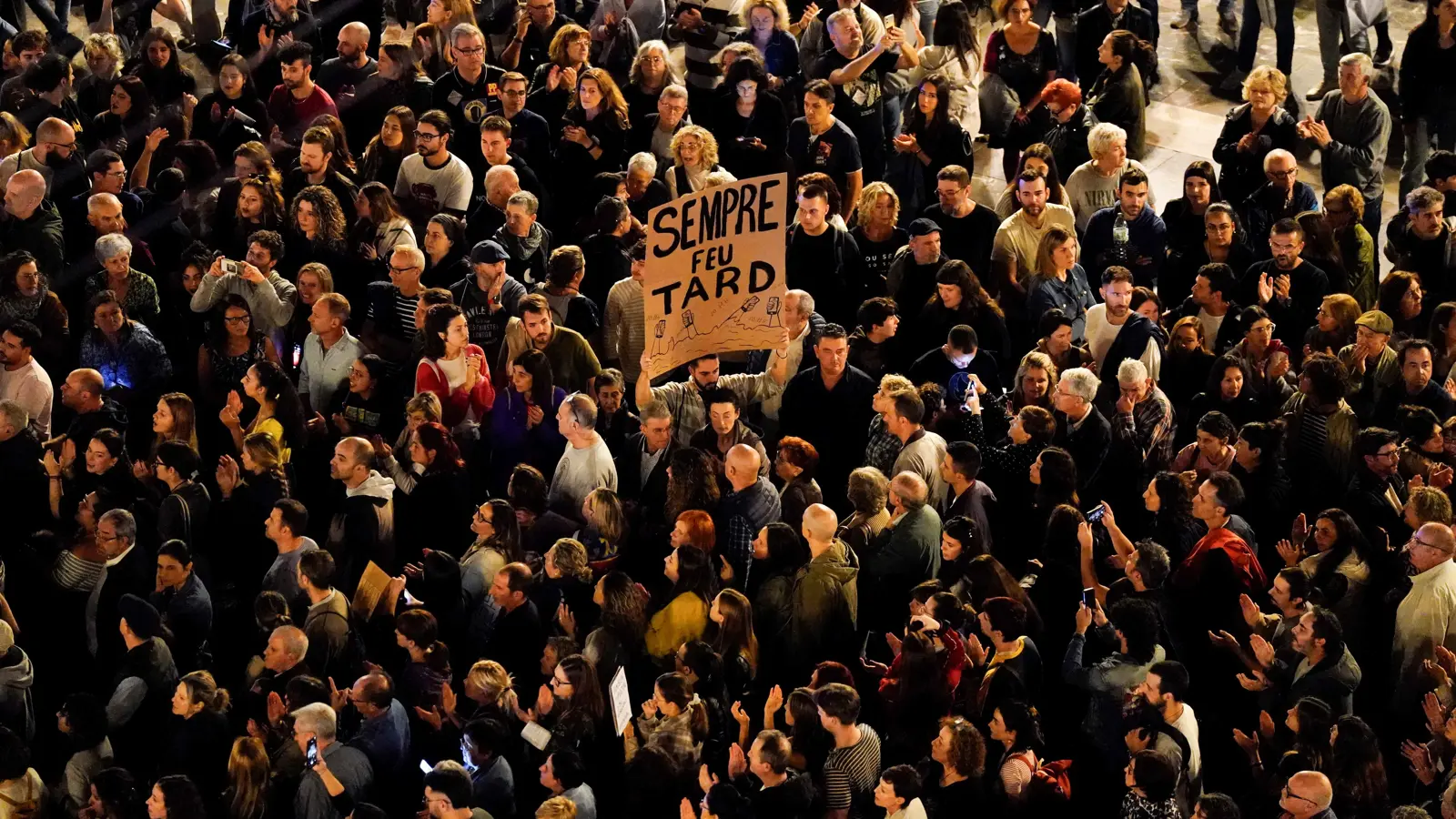 بالطين والدماء.. فيضانات إسبانيا تفجر غضب الشارع (فيديو)