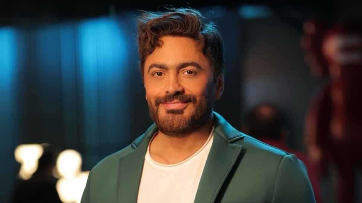 أثارت قلق جمهوره.. تامر حسني يكشف سبب إصابة ذراعه (صورة)