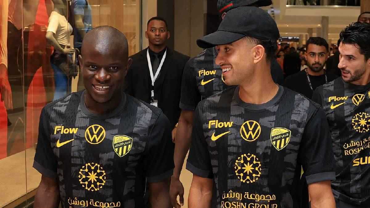 إن شاء الله نحقق..  رد فعل كانتي بعد رؤية كأس دوري أبطال آسيا (فيديو)