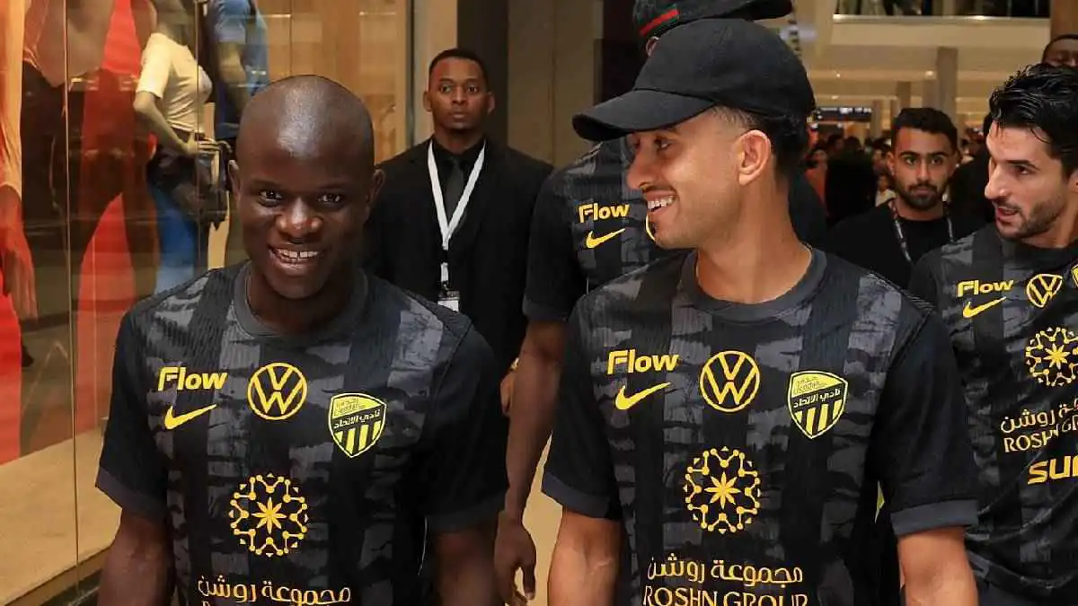 إن شاء الله نحقق..  رد فعل كانتي بعد رؤية كأس دوري أبطال آسيا (فيديو)