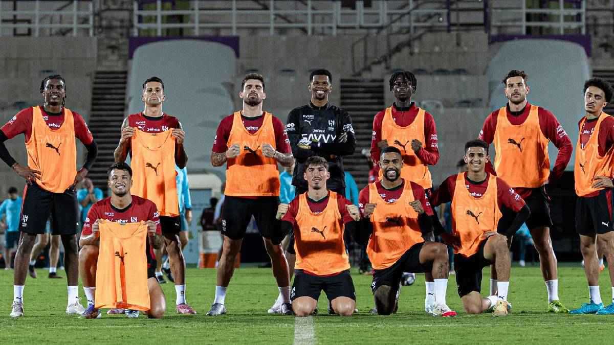 مفاجأة جديدة تقلب الموازين بشأن مستقبل نجم الهلال السعودي