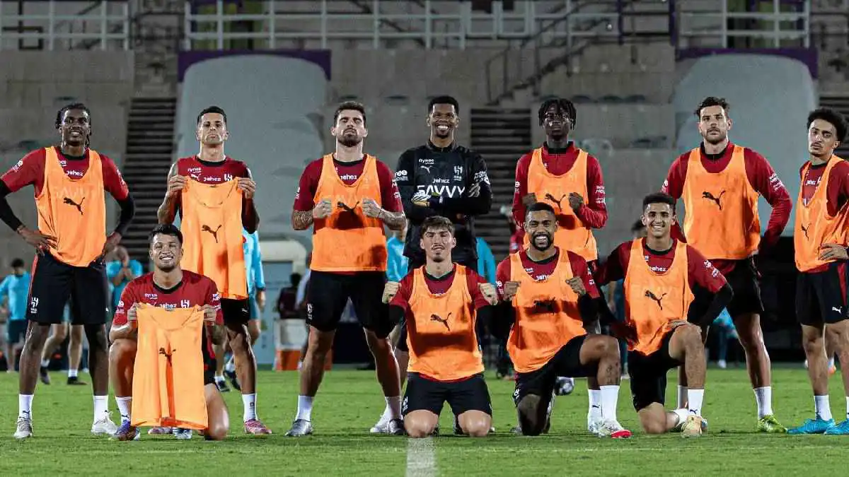 مفاجأة جديدة تقلب الموازين بشأن مستقبل نجم الهلال السعودي