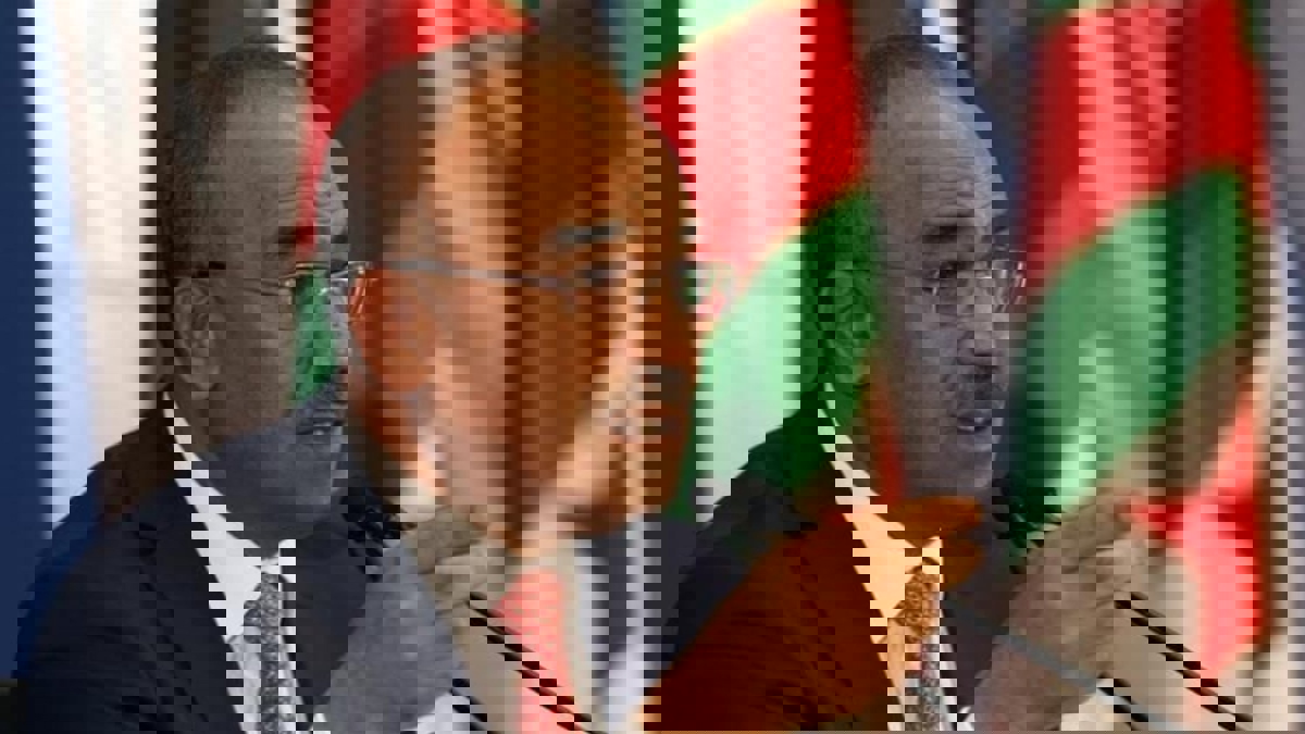 أول تعليق لبدوي بعد تسلم مهامه رئيسًا جديدًا لوزراء الجزائر (فيديو)