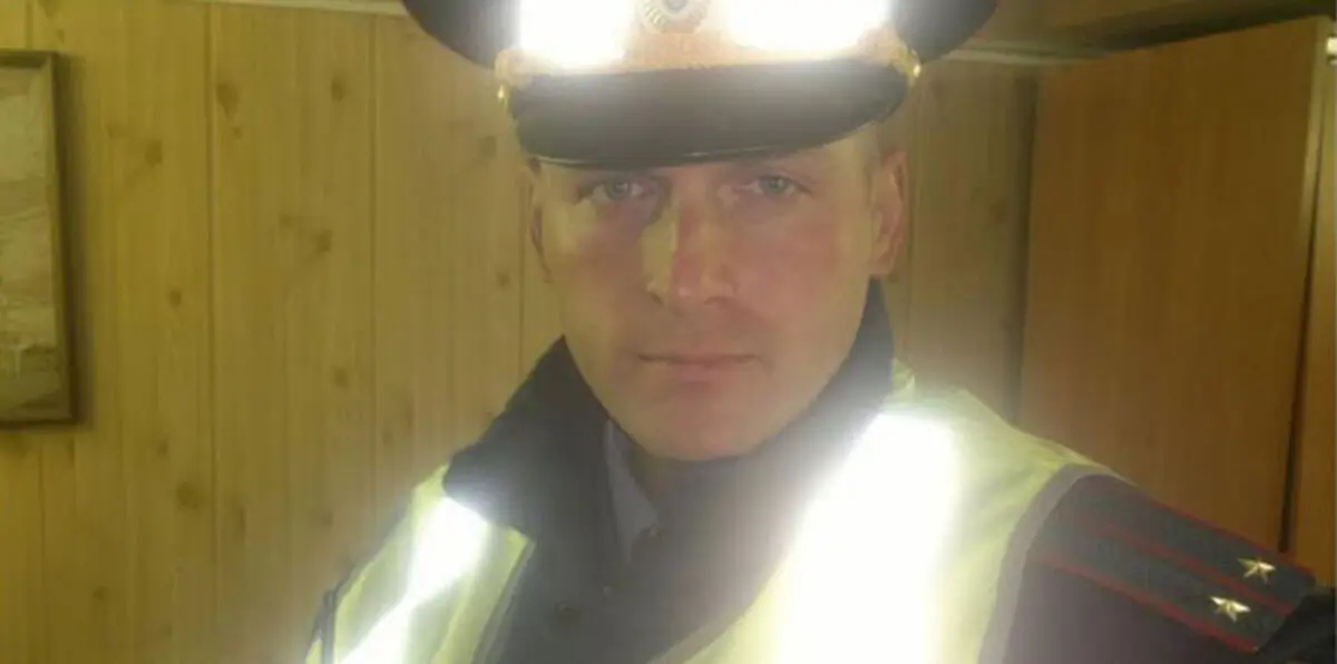 شرطي روسي يطلق النار على السيارات لأجل صديقته