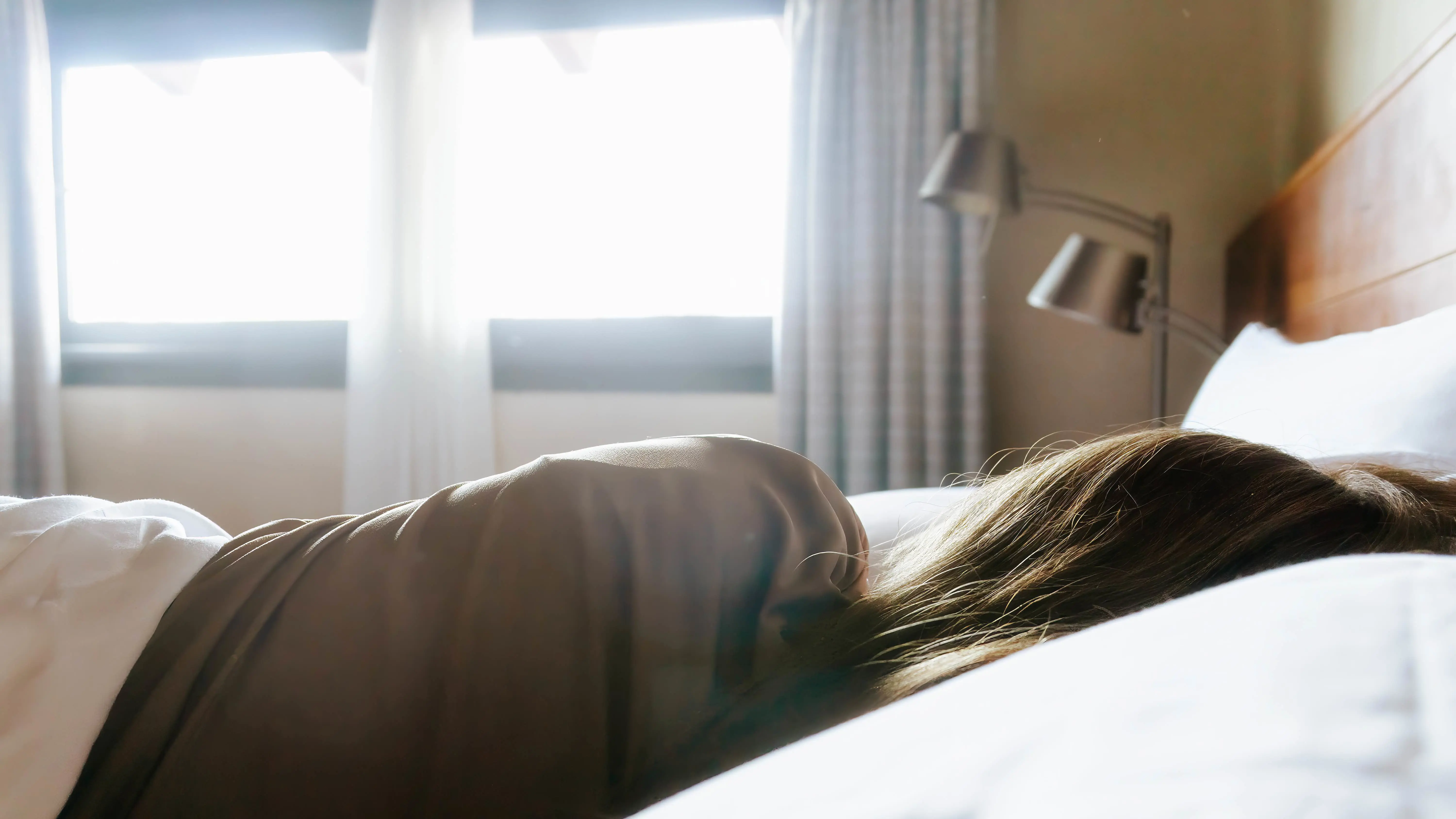 لماذا تحتاج النساء النوم فترات أطول من الرجال؟