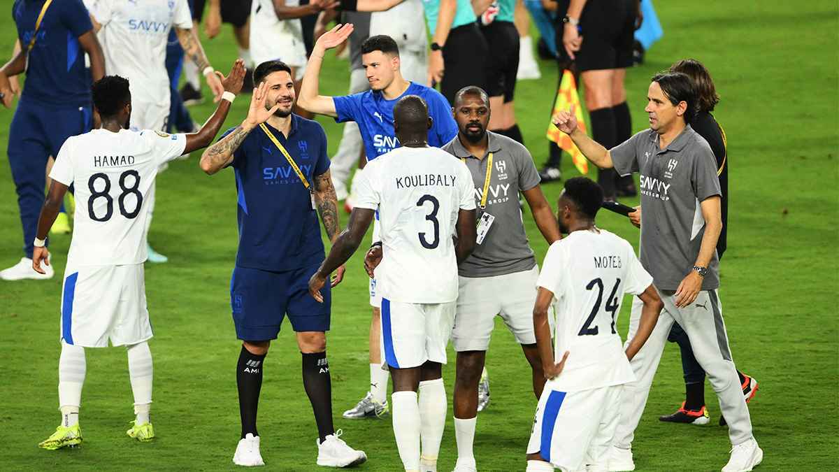 "نيولوك" غريب لنجوم الهلال السعودي (فيديو)