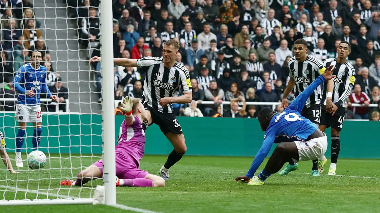 سندرلاند يصعق نيوكاسل بهدف قاتل ويحسم "ديربي التاين" بالدوري الإنجليزي (فيديو)