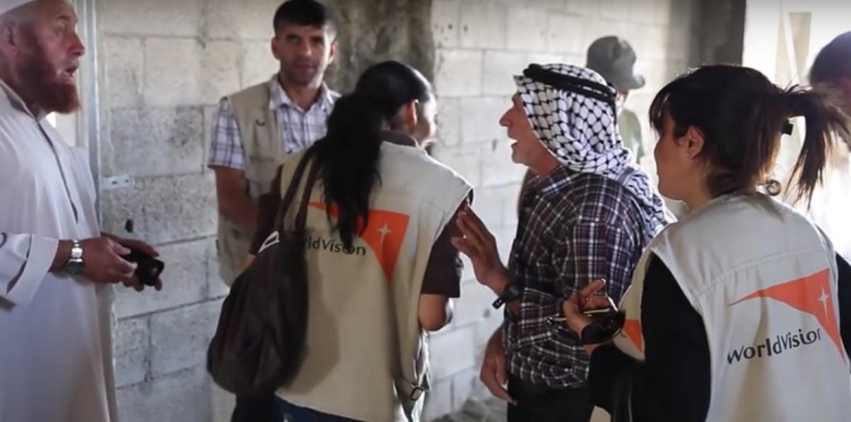 إسرائيل تتهم ممثل "وورلد فيجن" في غزة بتمويل حماس.. والحركة تنفي