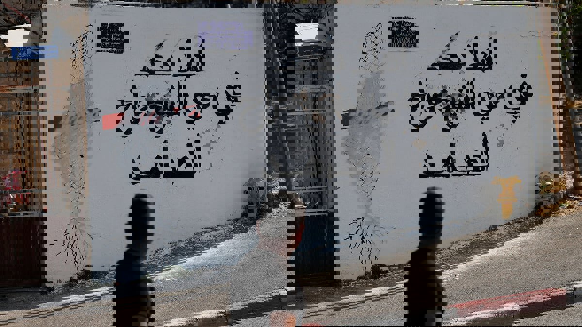 مواجهات بحي الشيخ جراح.. وعضو كنيست يشهر سلاحه في وجه فلسطينيين (فيديو)