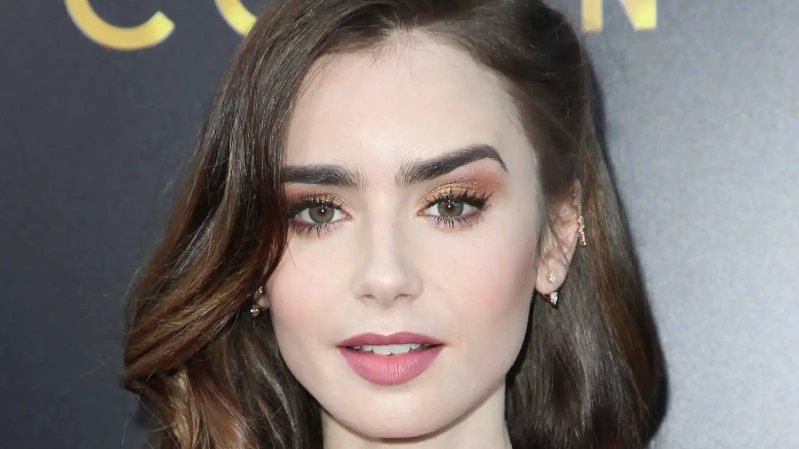 ليلي كولينز تُثير الجدل بظهور صادم في أسبوع نيويورك للموضة