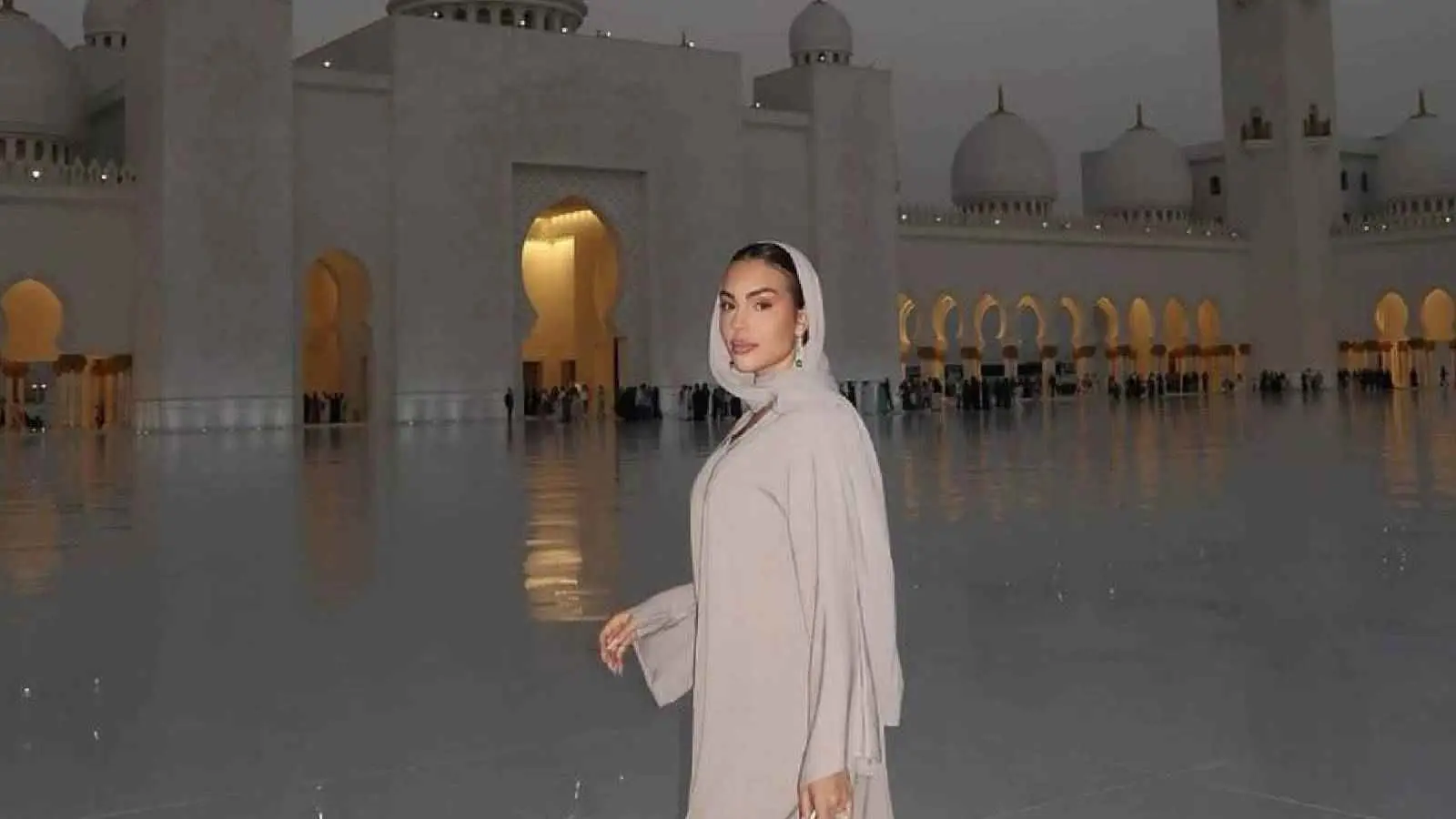 بالعباءة والحجاب.. جورجينا رودريغز في مسجد الشيخ زايد (صور)