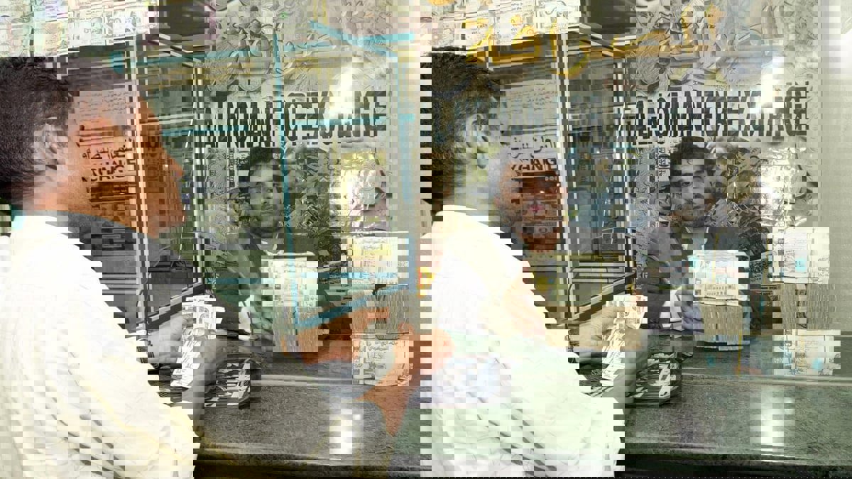 العملة اليمنية تعاود الهبوط والدولار يقترب من ألف ريال مجددًا