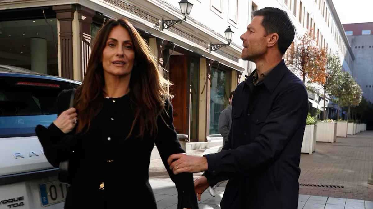 برفقة زوجته.. أول ظهور لتشابي ألونسو بعد إقالته من تدريب ريال مدريد (صور) 