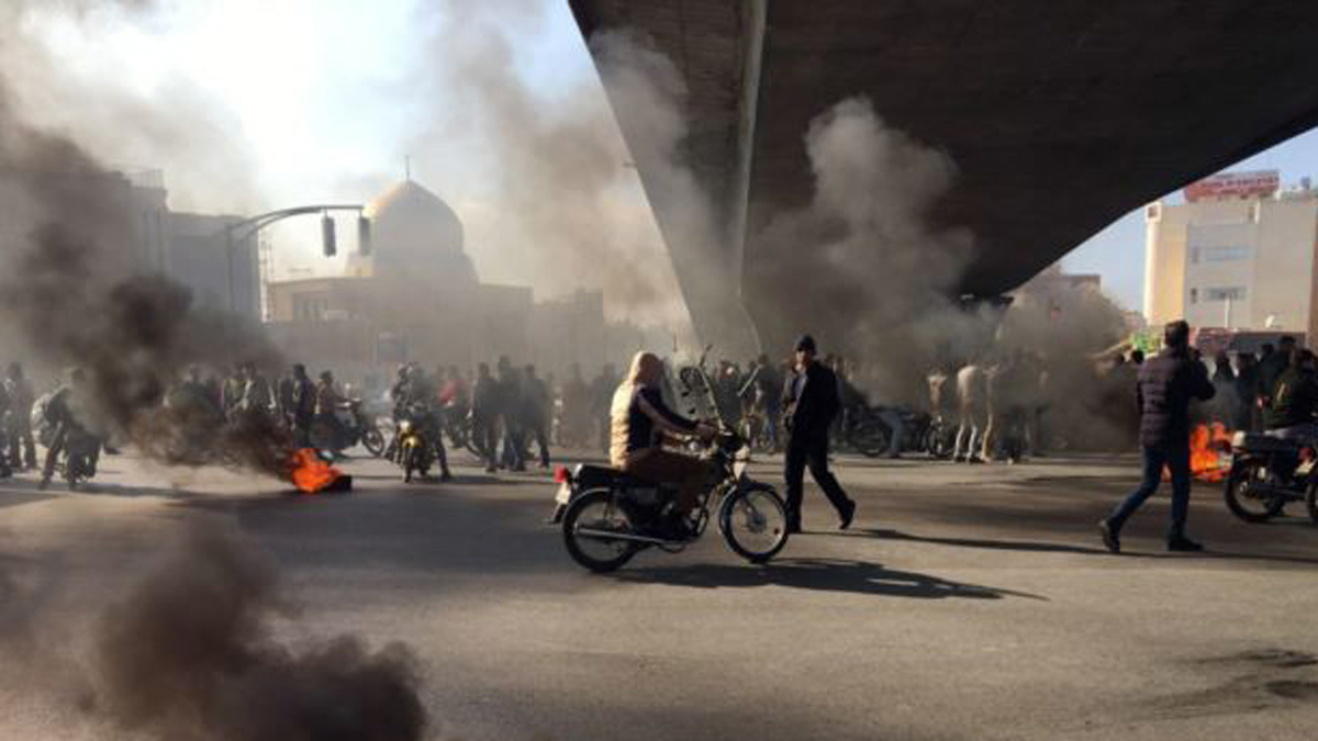 إيران.. قطع خدمات الاتصال عن 140 ألف مشترك في أصفهان بسبب الاحتجاجات