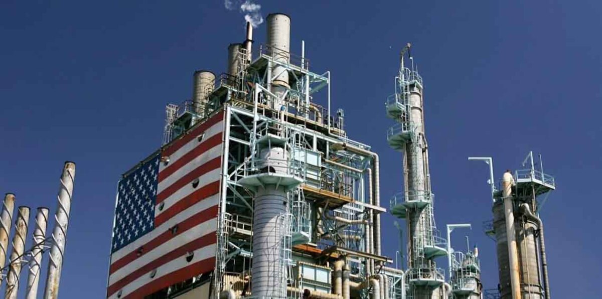 النفط يهبط بفعل زيادة مفاجئة في مخزونات الخام والبنزين في أمريكا