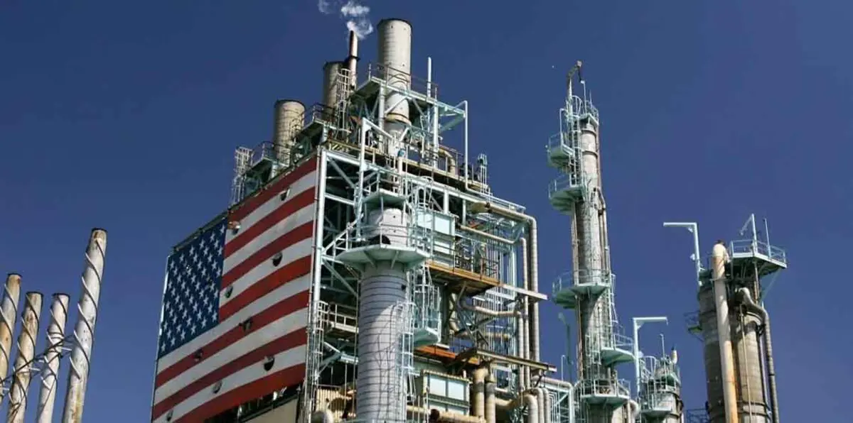 النفط يهبط بفعل زيادة مفاجئة في مخزونات الخام والبنزين في أمريكا