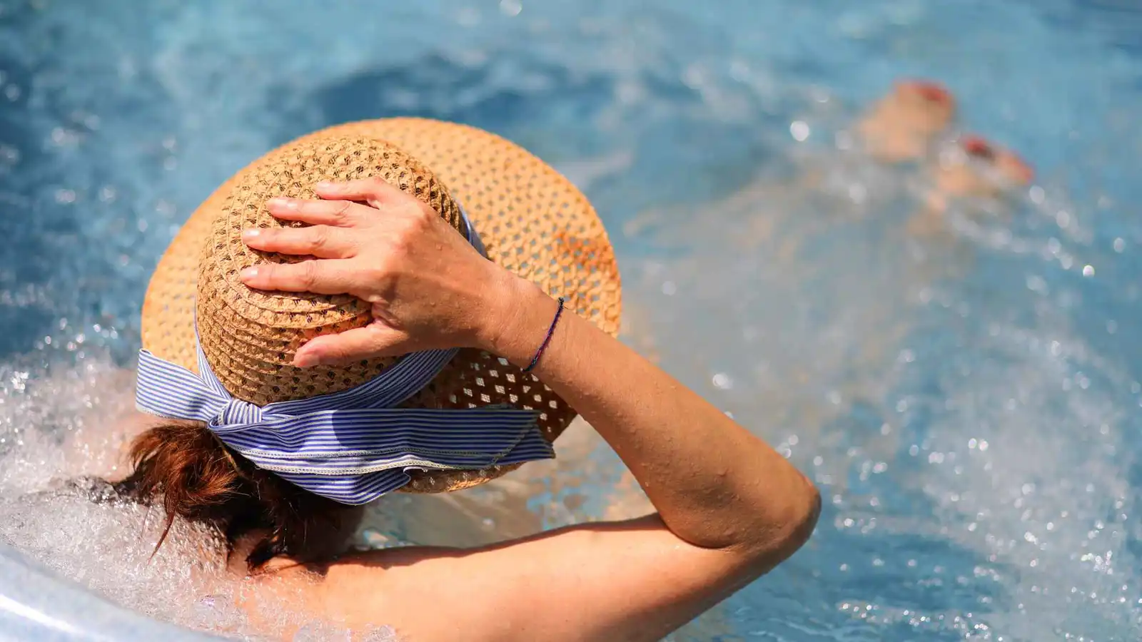 رحلة علاج تحوّلت إلى مأساة... وفاة زوجين مسنّين اختناقاً في تركيا