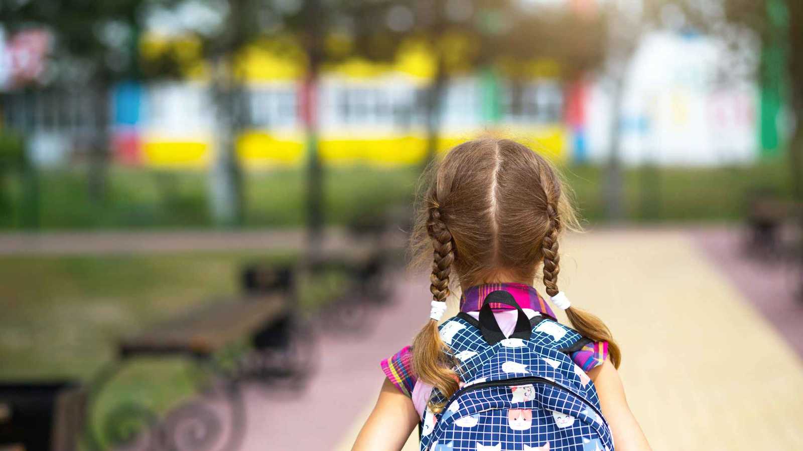 "مشهد بطولي".. رد فعل طفلة حين سماعها النشيد الوطني لبلادها (فيديو)