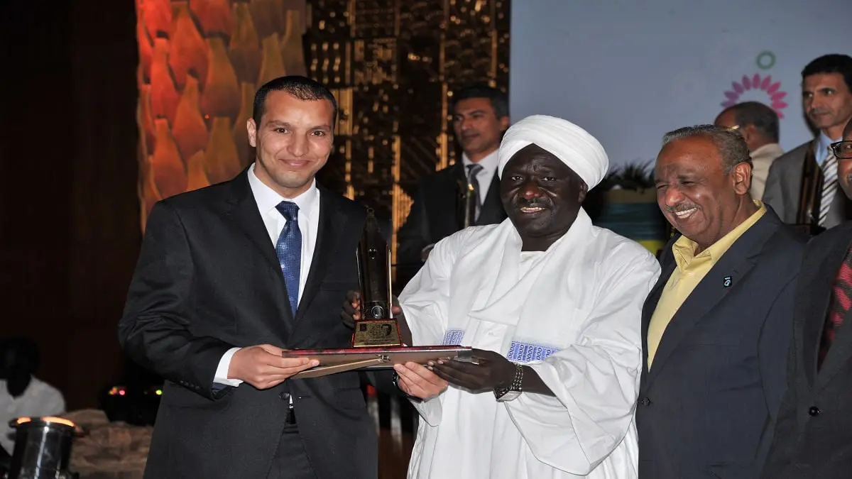 الجزائري أحمد طيباوي يتوج بجائزة نجيب محفوظ للأدب