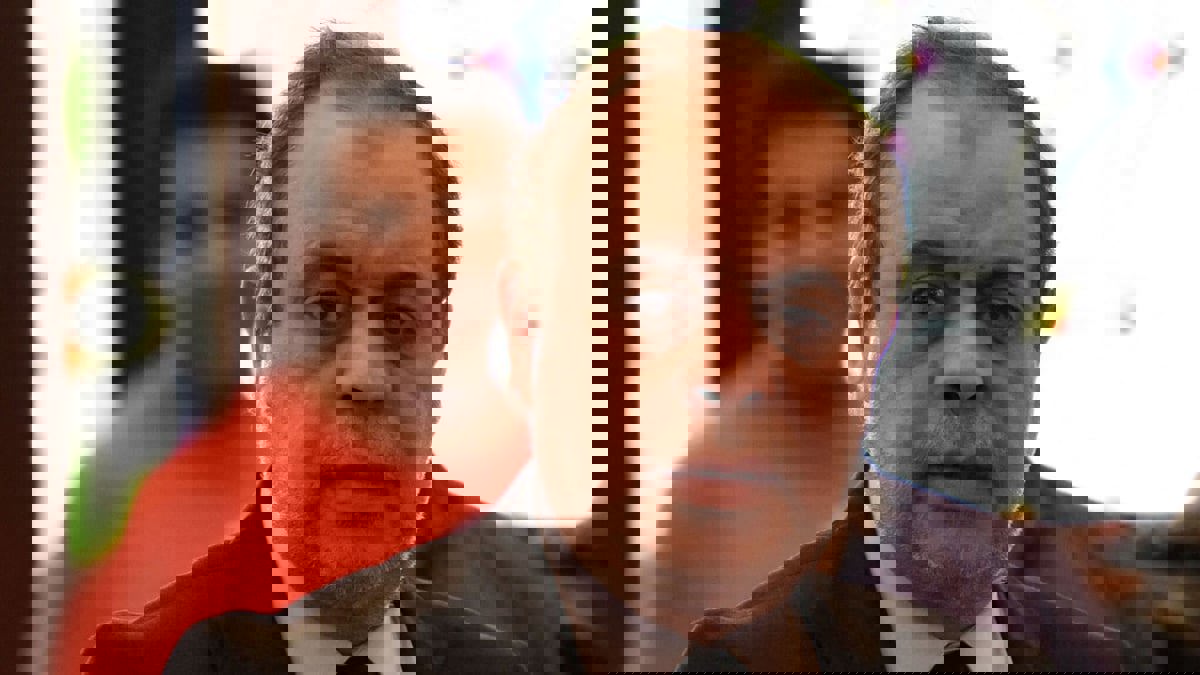 مصر.. أشرف زكي يدافع عن أحمد حلمي بعد اتهامه بالترويج للشذوذ