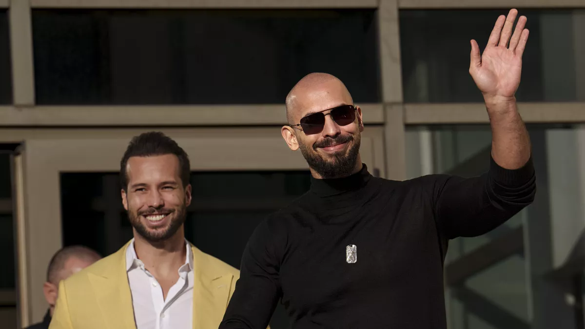 "سبوتيفاي" تحذف بودكاست أندرو تيت بعد شكاوى المستخدمين