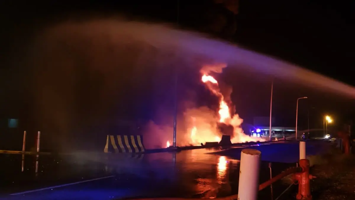 بالطائرات المسيرة والصواريخ.. هجوم حوثي يستهدف منشآت اقتصادية ومدنية في السعودية (فيديو وصور)